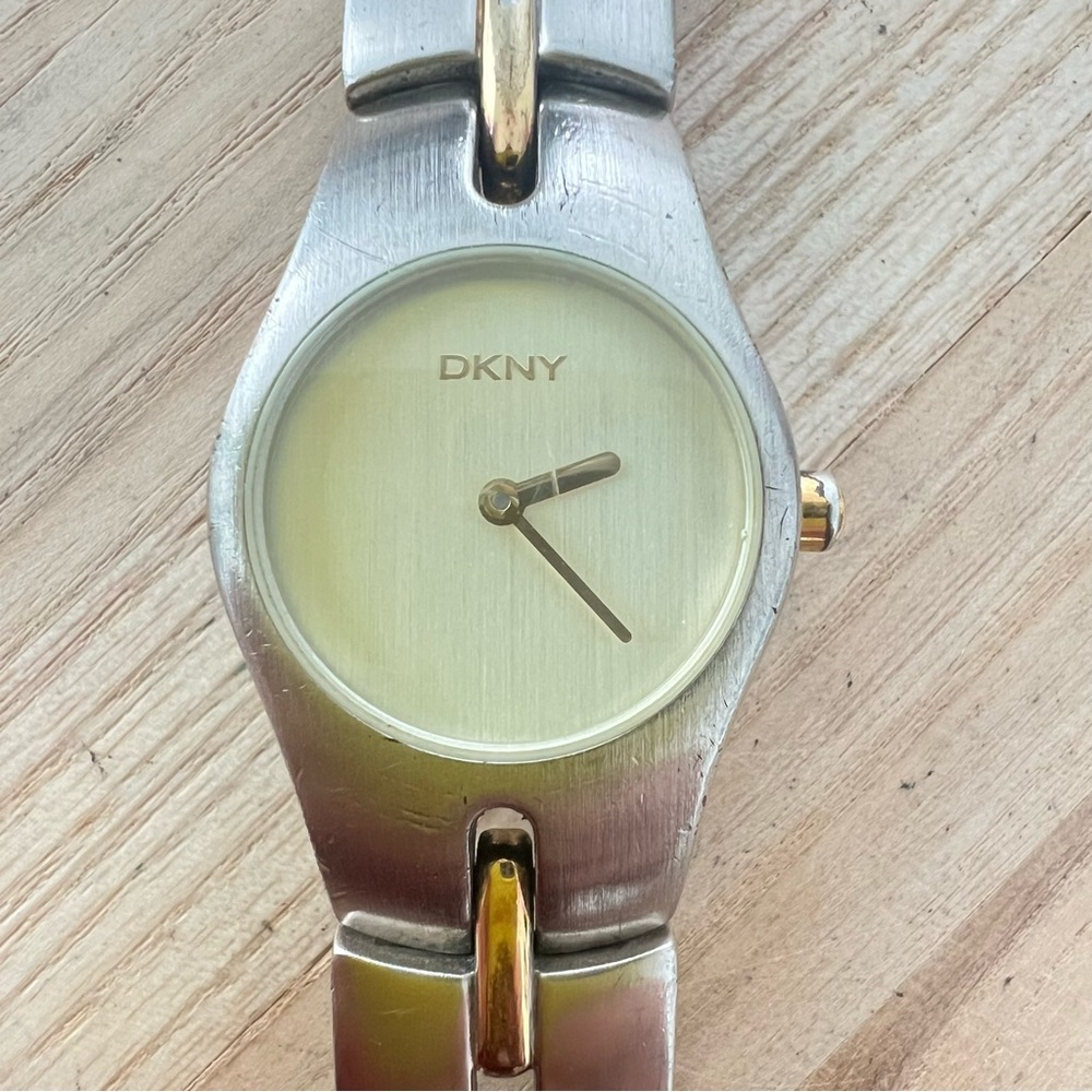DKNY ladies two-tone retro fashion watch NEW BATTERY